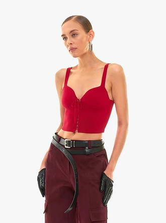 Red fashion: выбираем вещи в главном оттенке осени 2023 и рассказываем, как их носить